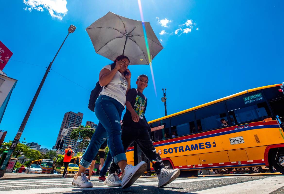 Otros registros que han llamado la atención en estos días de calor intenso son los de radiación ultravioleta. El lunes, por ejemplo, entre las 10:00 a.m. y la 1:30 p.m. el índice UV superó el valor extremo, periodo bajo el cual se necesita protección extra. Foto: Camilo Suárez Echeverry