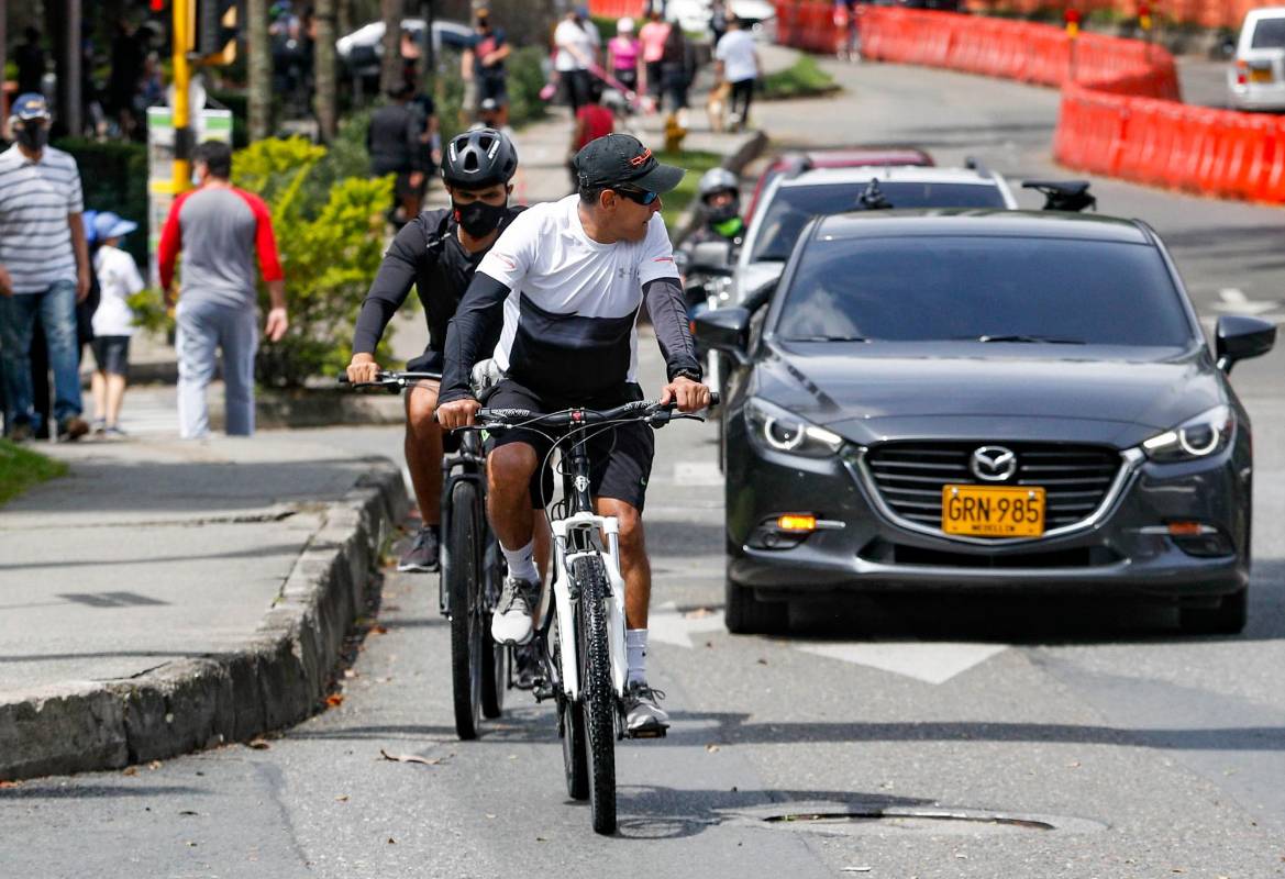 A pesar de estar suspendidas las ciclovías por el Inder Medellín, La gente salió hoy domingo a las calles en sus bicicletas exponiéndose a algunos carros que circulan. Foto: Manuel Saldarriaga Quintero.
