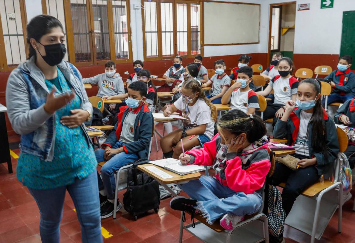 Algunas instituciones optaron por volver de manera escalonada durante esta semana a clases. Fue el caso de la sede primaria de la Institución Educativa Manuel Uribe Ángel, en Envigado. FOTO MANUEL SALDARRIAGA 
