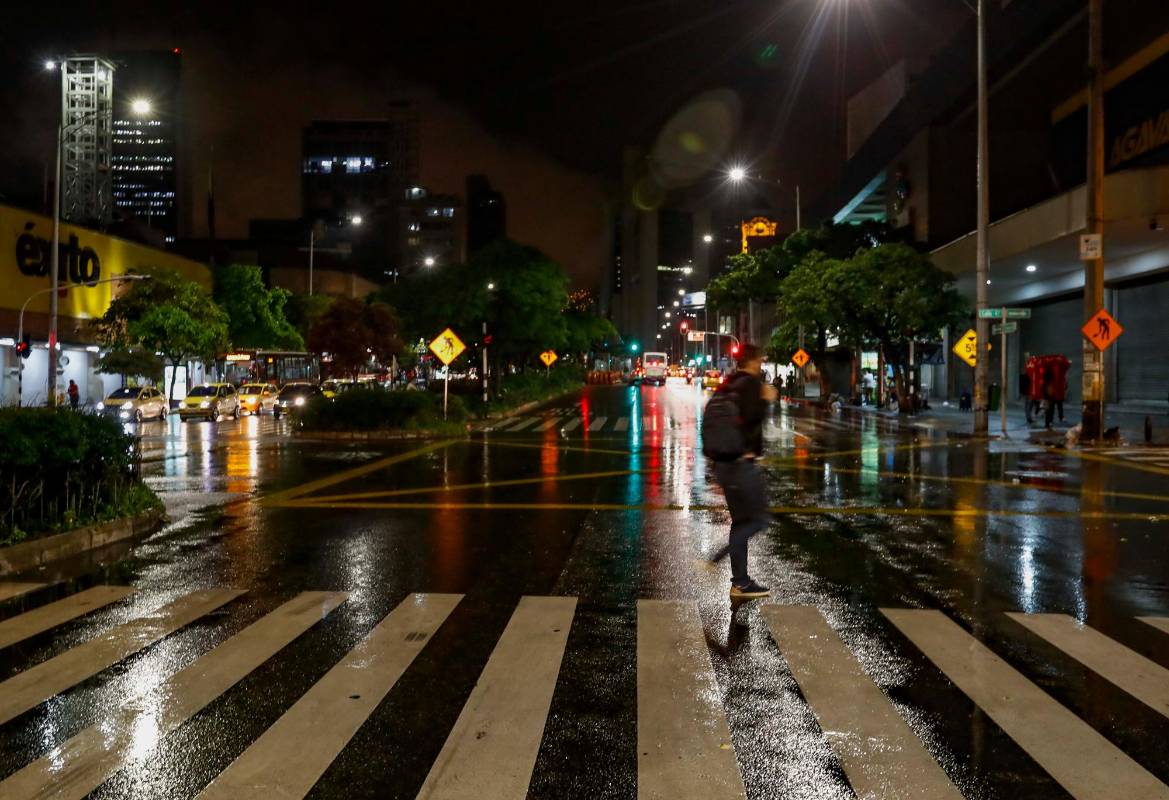 En el Valle de Aburrá, medida del toque de queda es a partir de la las 8:00 p.m. hasta las 5:00 a.m. Se extenderá hasta el 19 de abril, aunque entre jueves y lunes habrá cuarentena estricta. Foto: Manuel Saldarriaga Quintero.
