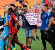 En esta imagen se ve como Yefferson Rodallega trata de llevarse a Washington Aguerre para que no siga en la disputa con un hincha. FOTO JUAN ANTONIO SÁNCHEZ