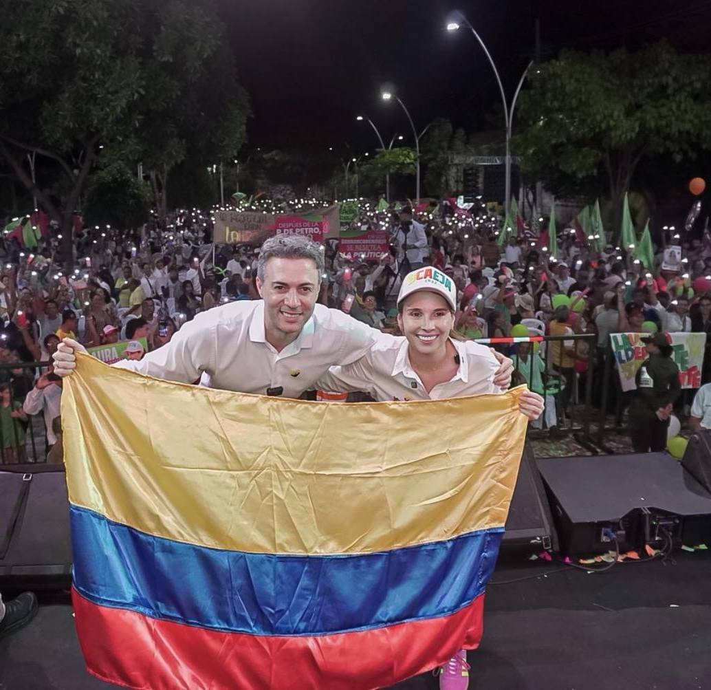 Laura Ahumada, esposa del alcalde de Barrancabermeja, Jonathan Vásquez, junto a Daniel Quintero en un evento de campaña, tanto de Quintero, como de Ahumada. FOTO: REDES SOCIALES/INSTAGRAM DE LAURA AHUMADA