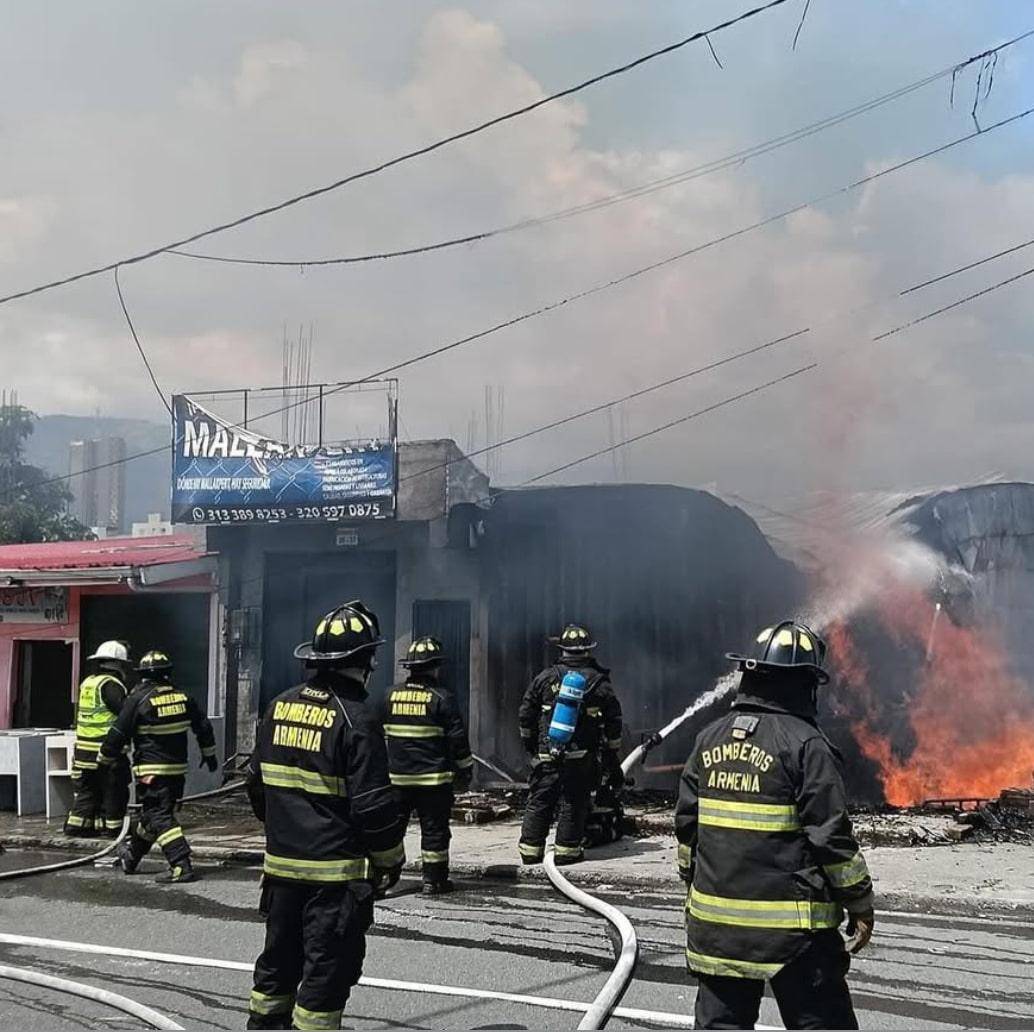 Bomberos de Armenia intentando apagar un incendio. FOTO: CORTESÍA REDES SOCIALES.