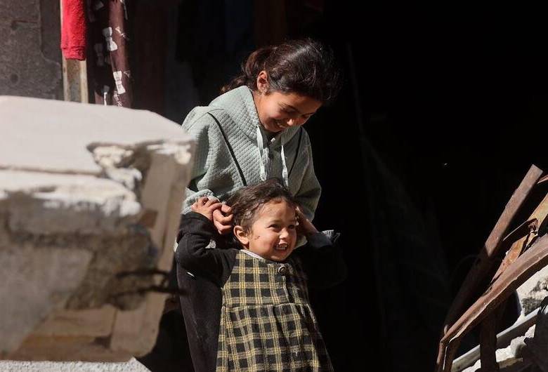 Dos niñas palestinas jugando entre los escombros. FOTO: ONU.