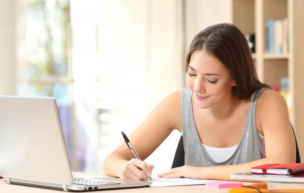 Gracias al patrocinio empresarial, cientos de jóvenes acceden a educación técnica gratuita y práctica laboral en empresas reconocidas. FOTO: SHUTTERSTOCK