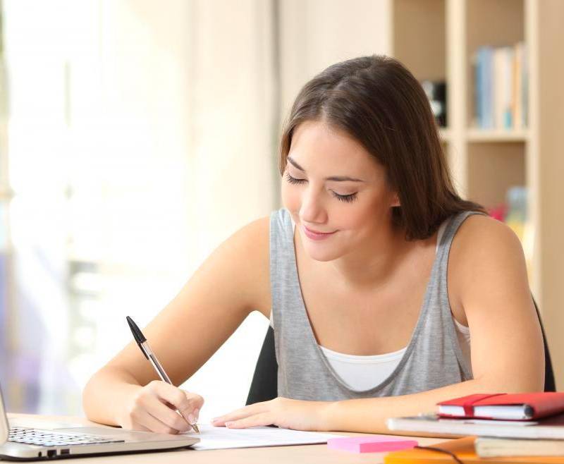 Gracias al patrocinio empresarial, cientos de jóvenes acceden a educación técnica gratuita y práctica laboral en empresas reconocidas. FOTO: SHUTTERSTOCK