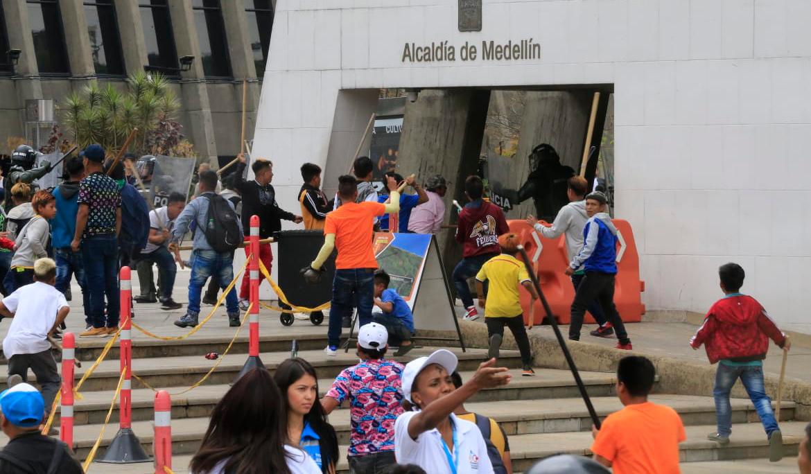 Los indígenas protestan por lo que consideran un abandono y falta de apoyo institucional. Foto: Esneyder Gutiérrez