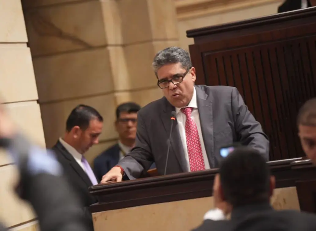El contralor, Carlos Hernán Rodríguez Becerra, aclaró la cifra de endeudamiento de las EPS en el país. Imagen tomada de Senado.gov. 