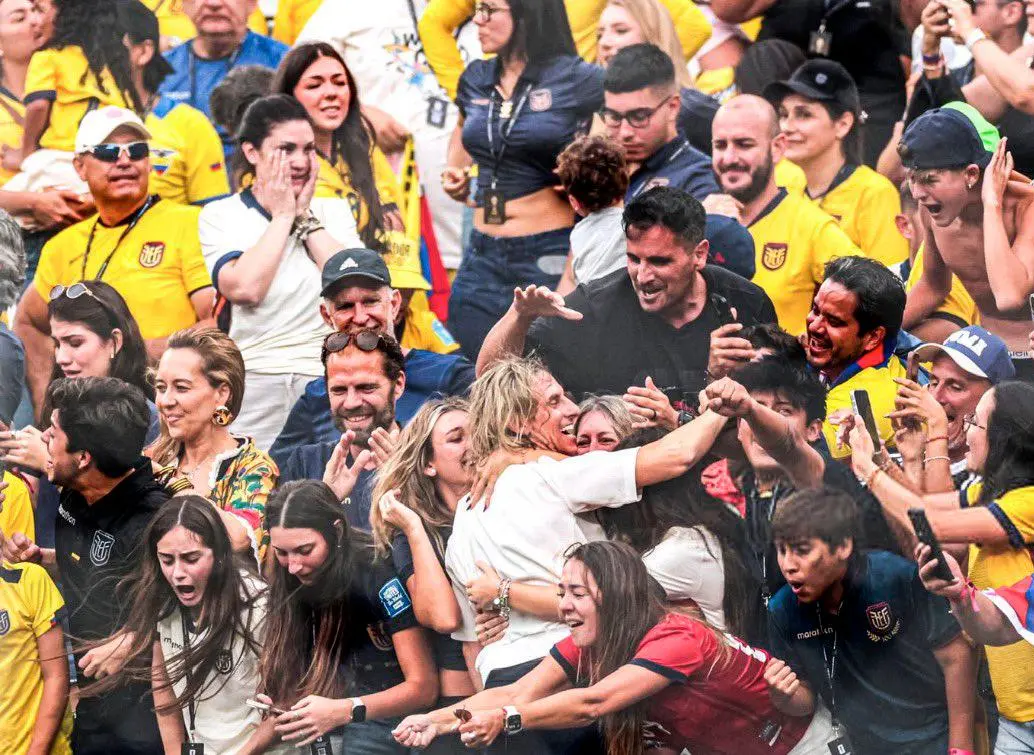 Momento del gol donde Beccacece se abraza con su esposa y familia. FOTO: <b>Tomada</b>