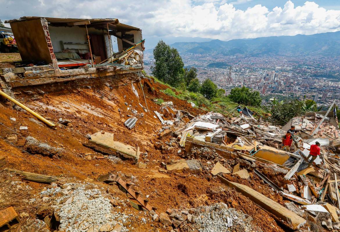 Otras 4 viviendas ubicadas más abajo quedaron en riesgo. Foto: MANUEL SALDARRIAGA QUINTERO.