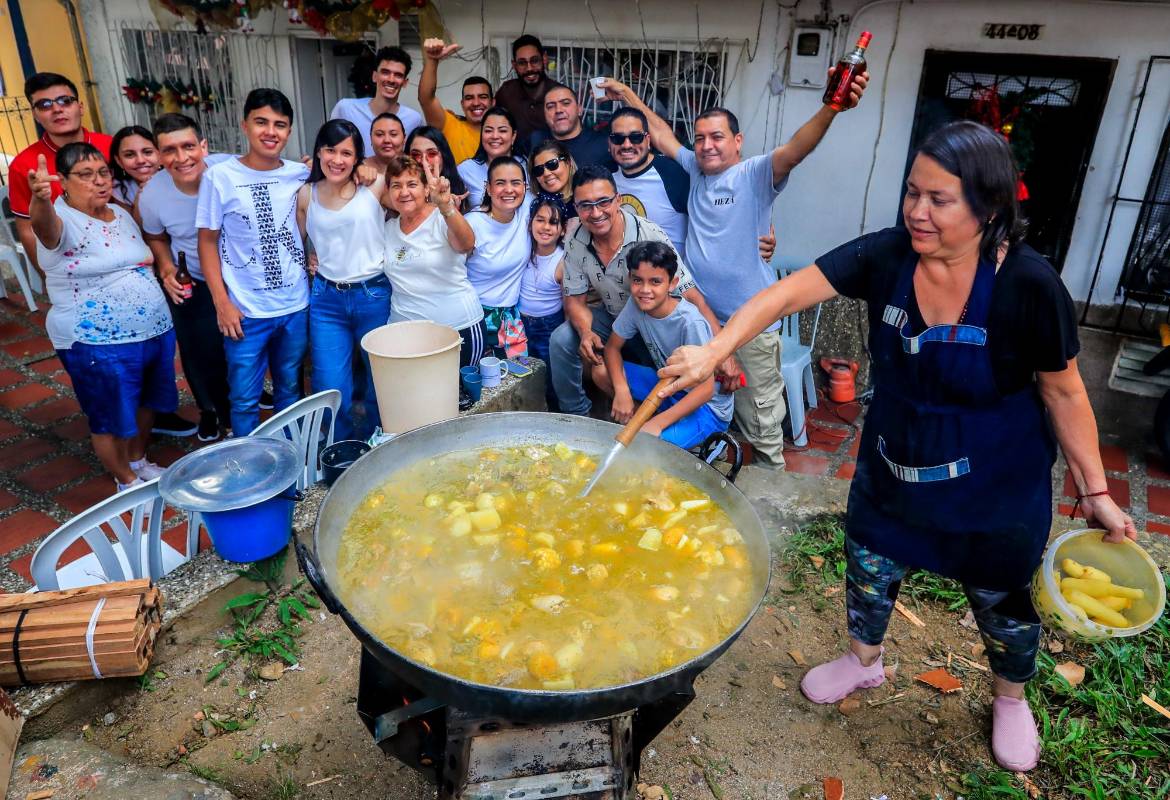 En familia y con amigos, se cocina el tradicional sancocho para calmar el guayabo del primero de enero. Foto Jaime Pérez