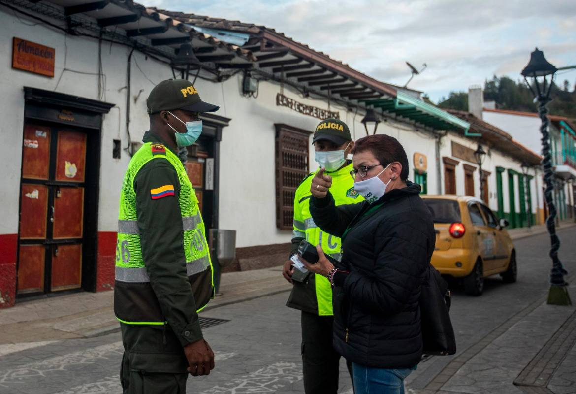 Control policial para ciudadanos en El Retiro. Foto: Camilo Suárez