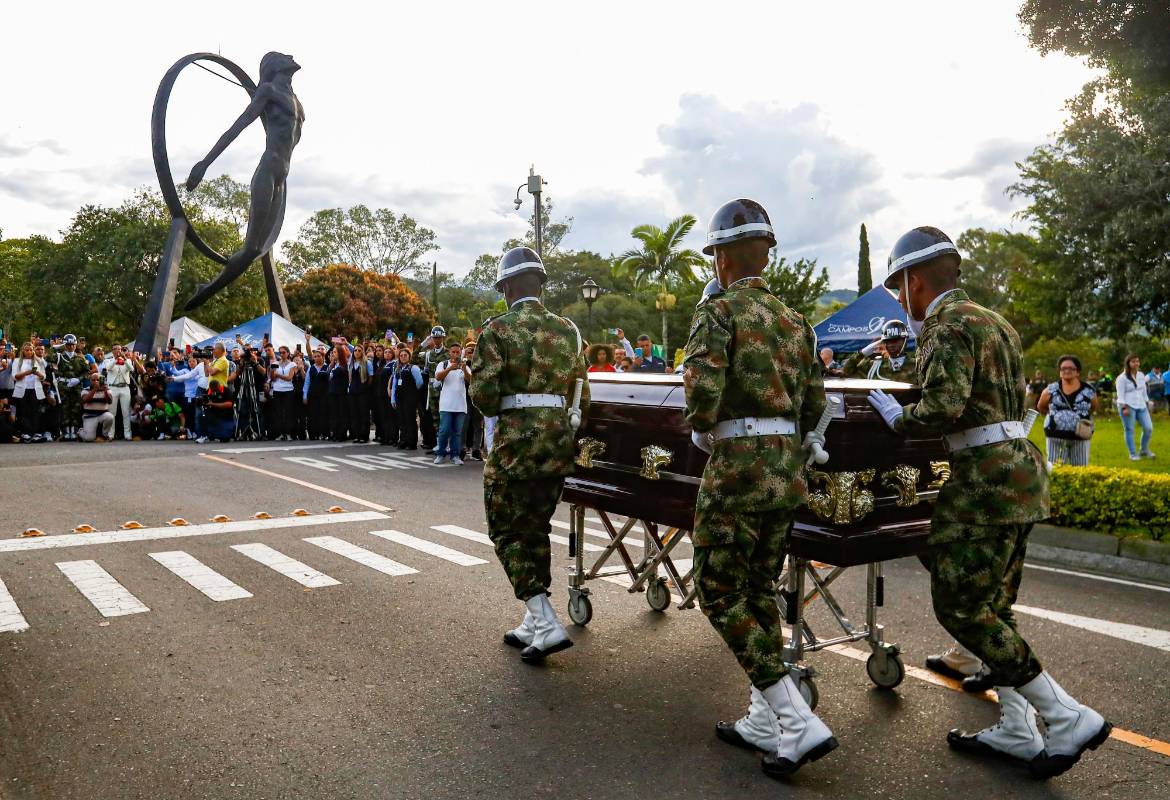 Los uniformados acompañan el cuerpo de Darío Gómez en una calle de honor hasta la que será su tumba. FOTO: MANUEL SALDARRIAGA QUINTERO.