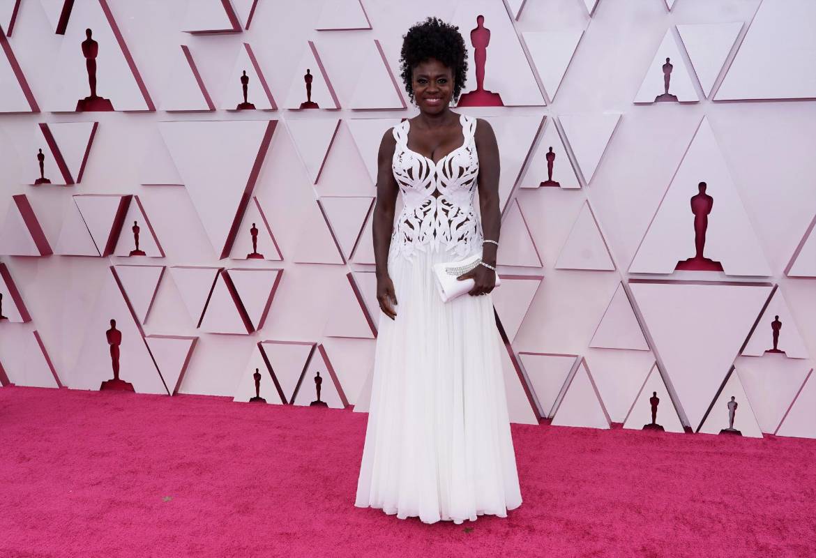Viola Davis también nominada, escogió uno de los colores de la noche, el blanco. FOTO EFe