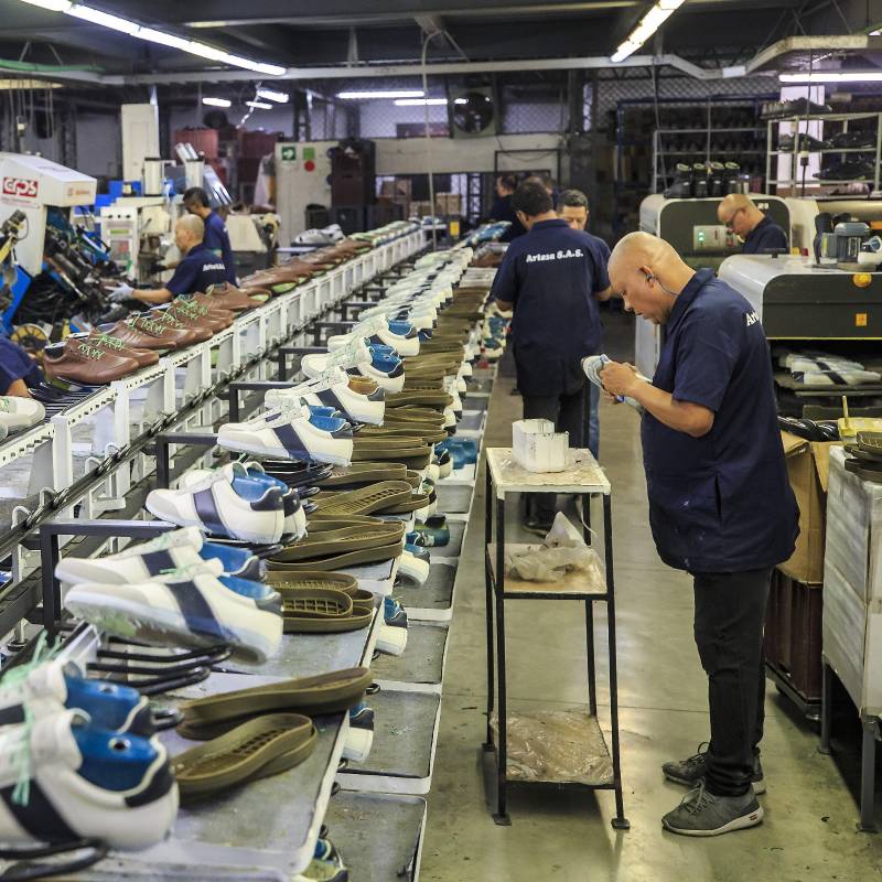 La ley permite que empleadores y trabajadores acuerden cómo distribuir las 42 horas semanales, siempre que se garantice al menos un día de descanso. Foto: Camilo Suárez