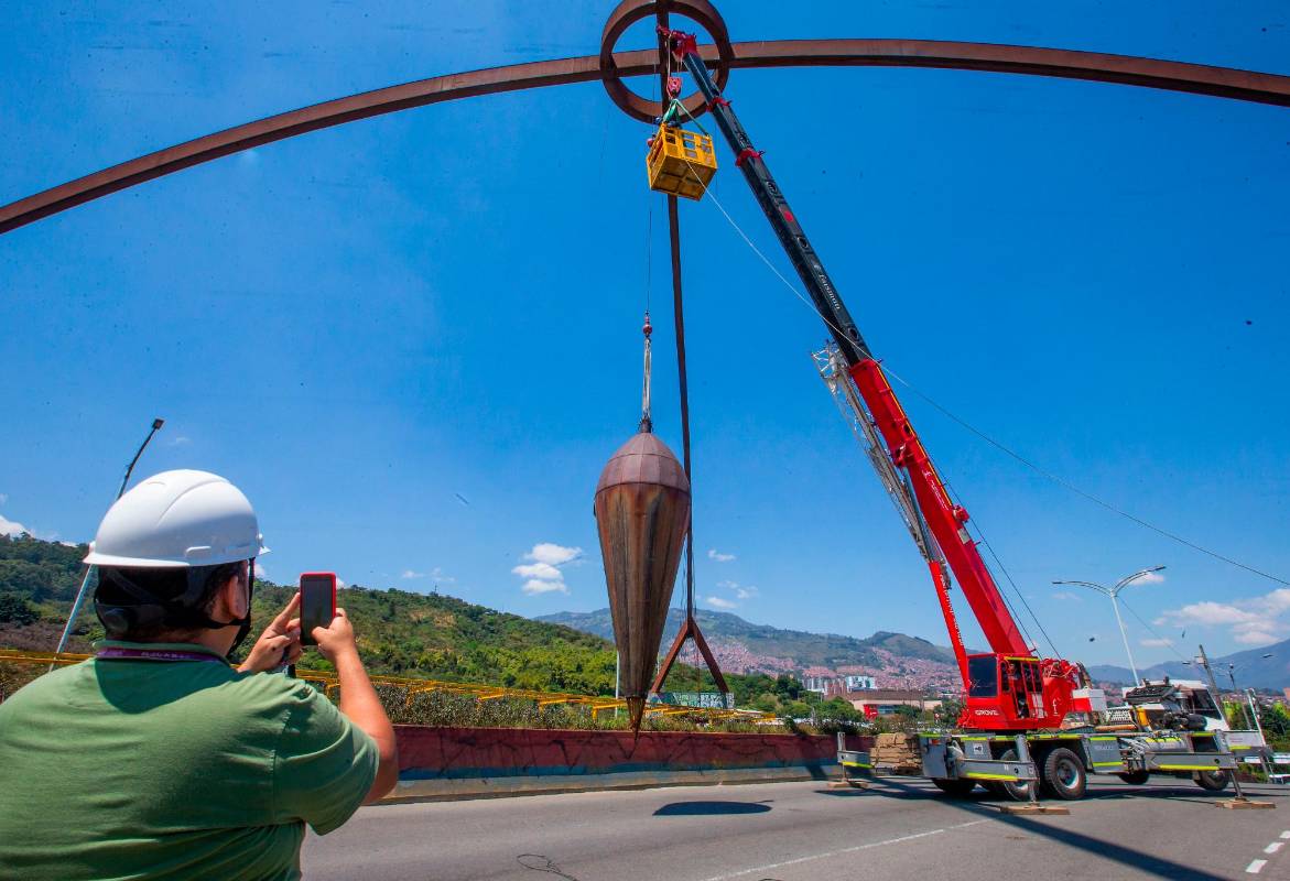 La plomada fue desmontada este domingo por funcionarios de la Alcaldía de Medellín. Foto: Esneyder Gutiérrez