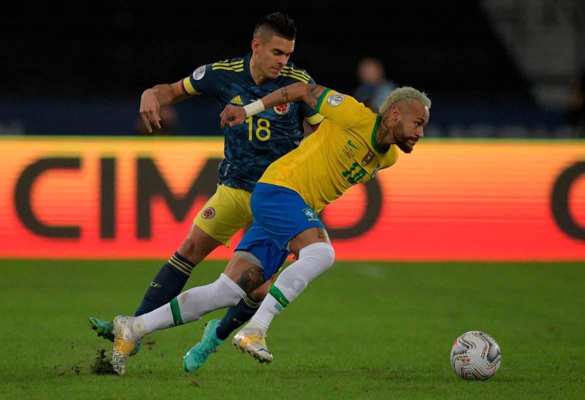 Tras la polémica en el gol de los brasileros, los jugadores colombianos perdieron la concentración y en el minuto 99 recibieron el gol de la derrota. Foto AFP