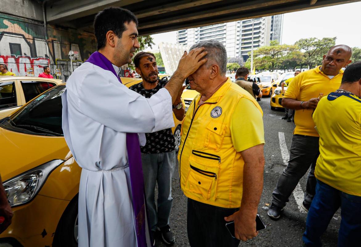 Mientras colocaba la ceniza el padre comenta” si todos volvieran a Dios no habrían injusticias ni corrupción y abriendo las puertas del corazón no se necesitaría hacer mas paros”. Foto: MANUEL SALDARRIAGA QUINTERO
