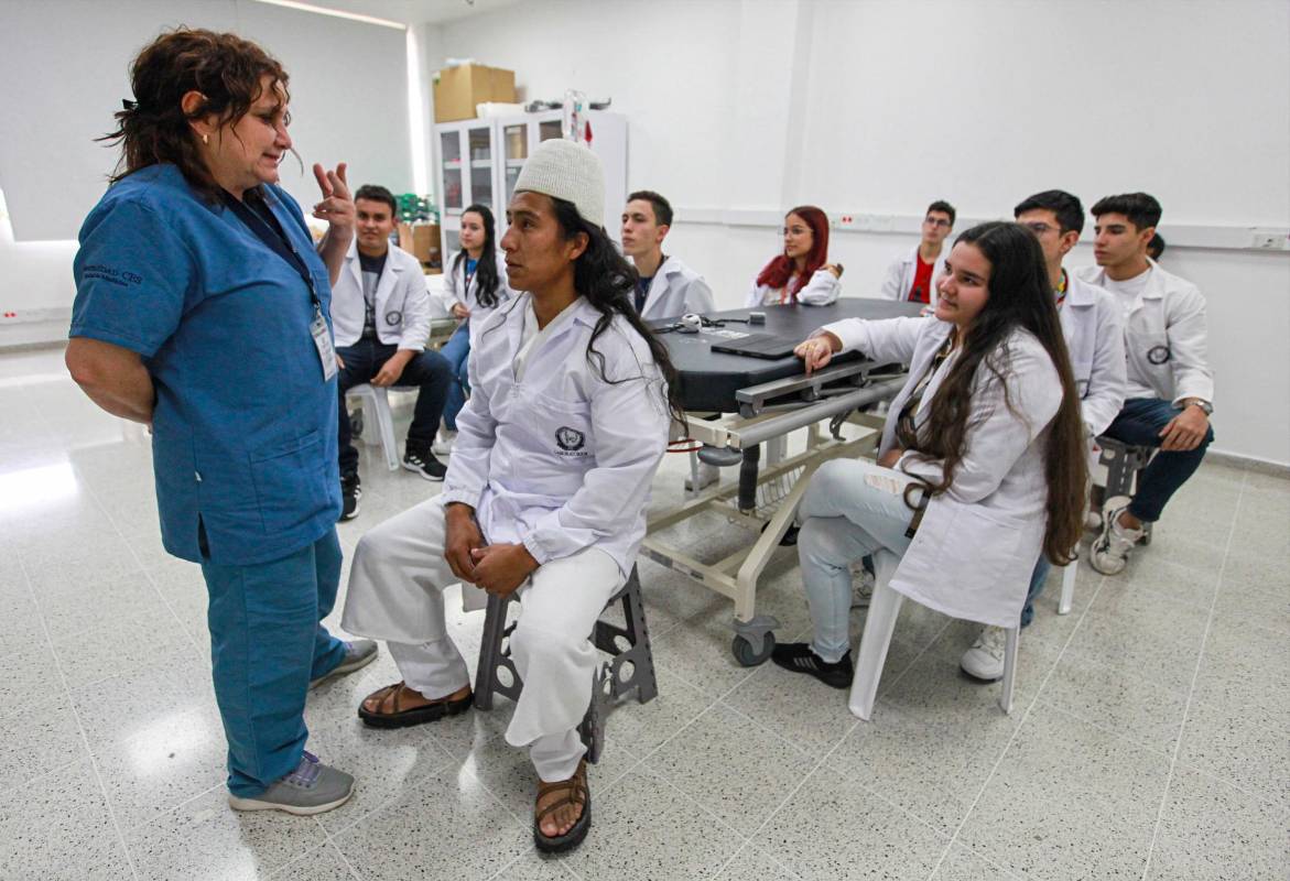 Karin manifiesta que la manera de enseñar en la universidad es muy diferente, porque en su escuela allá eran cuadernos, libros y el profesor dictando, pero aquí ha tenido que enfrentar a una máquina donde los profesores dicen que ahí está toda la información. Foto: MANUEL SALDARRIAGA QUINTERO.