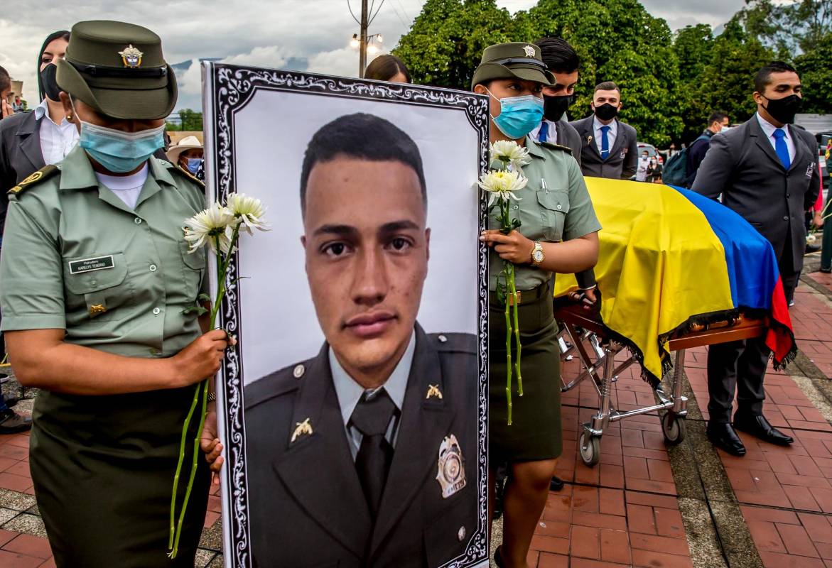 Las exequias se realizaron al caer la tarde de este viernes 12 de marzo en el cementerio Campos de Paz de Medellín. Foto Juan Antonio Sánchez Ocampo