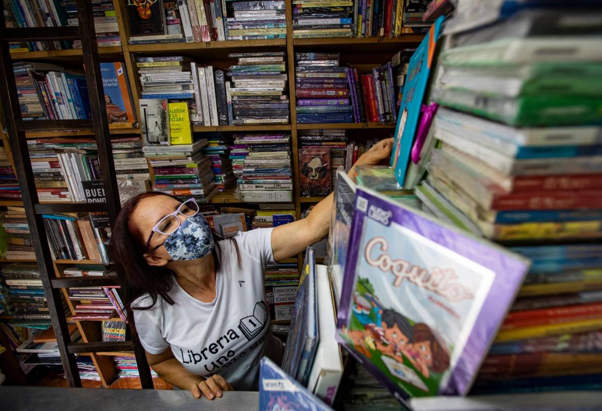 Para muchos usuarios el miedo a un contagio es más fuerte. Si bien en el centro comercial no se ha detectado ningún foco, algunos son reacios y prefieren comprar libros por internet en grandes plataformas. Foto: Manuel Saldarriaga Quintero.