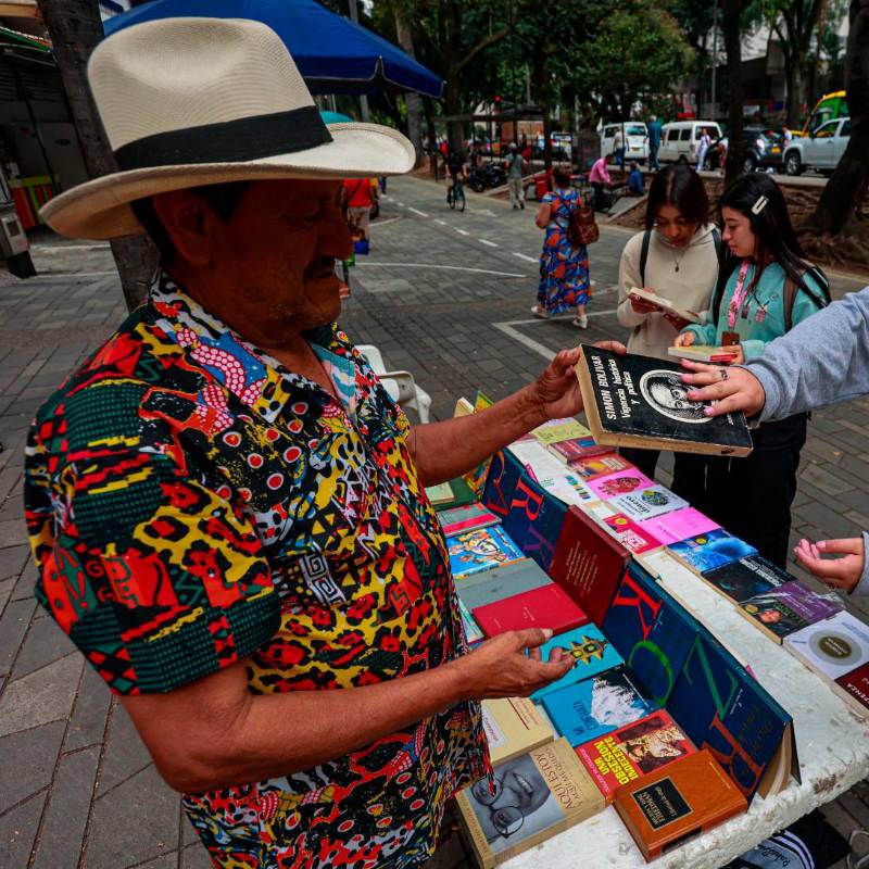 Heriberto Piedrahíta vende libros en la acera del edificio Gualanday, subiendo hacia el Mimos de La Playa. Instala el negocio antes de las 7:00 y extiende los libros uno tras otro a la vista de los transeúntes. FOTOS Manuel Saldarriaga