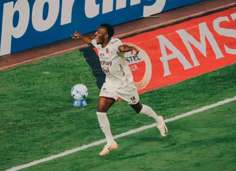El delantero colombiano Kevin Flórez celebra el gol con el que el Deportes Tolima venció como visitante al Táchira. FOTO TOMADA X@cdtolima