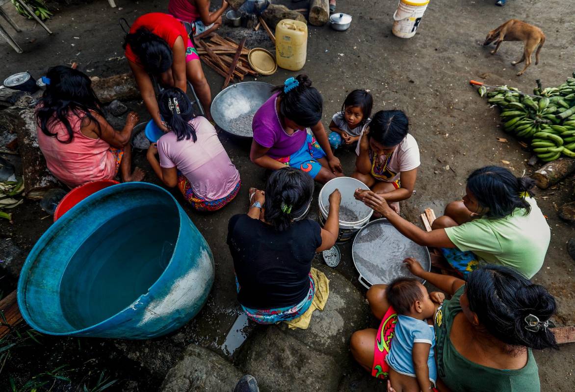 Por grupos familiares se turnan para la preparación de los alimentos. Foto : Manuel Saldarriaga