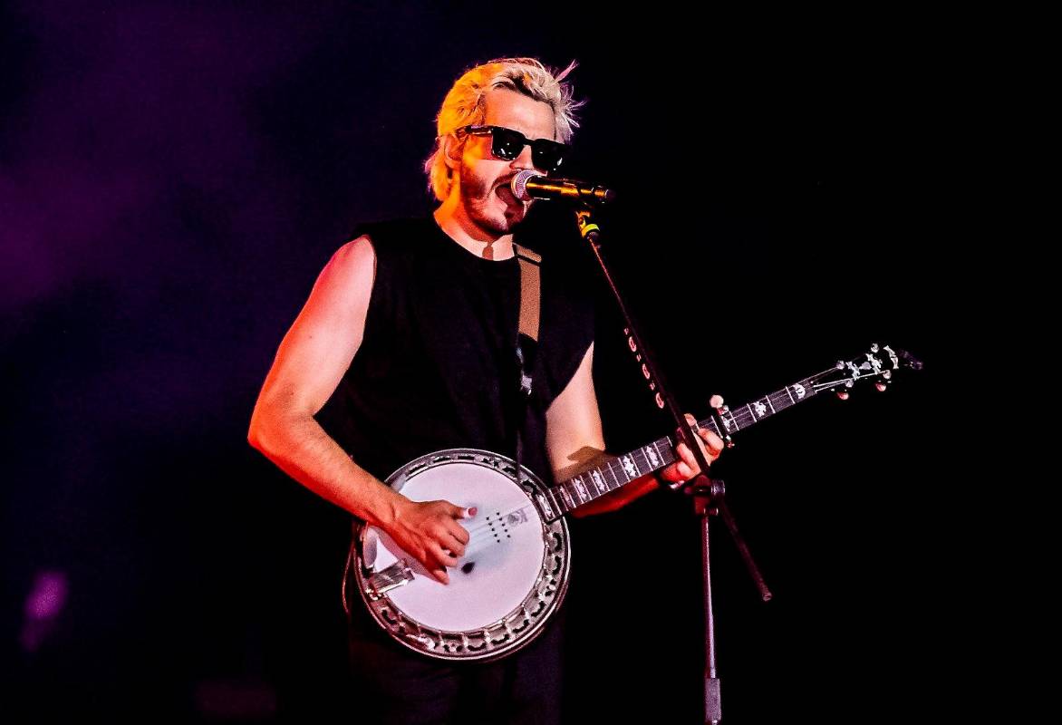Sin duda uno de los momentos más épicos de la noche fue cuando la banda invitó a Rigo al escenario para interpretar con ellos uno de sus temas. El ciclista se subió con su característica personalidad y el público de Medellín enloqueció ante es momento. FOTO: Jaime Pérez