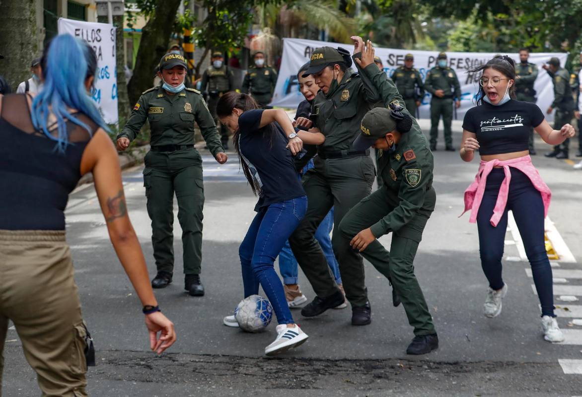 Estudiantes de la Universidad María Cano y y Patrulleras de la Policía Nacional jugaron un partido en medio de un plantón. Foto: Manuel Saldarriaga Quintero.