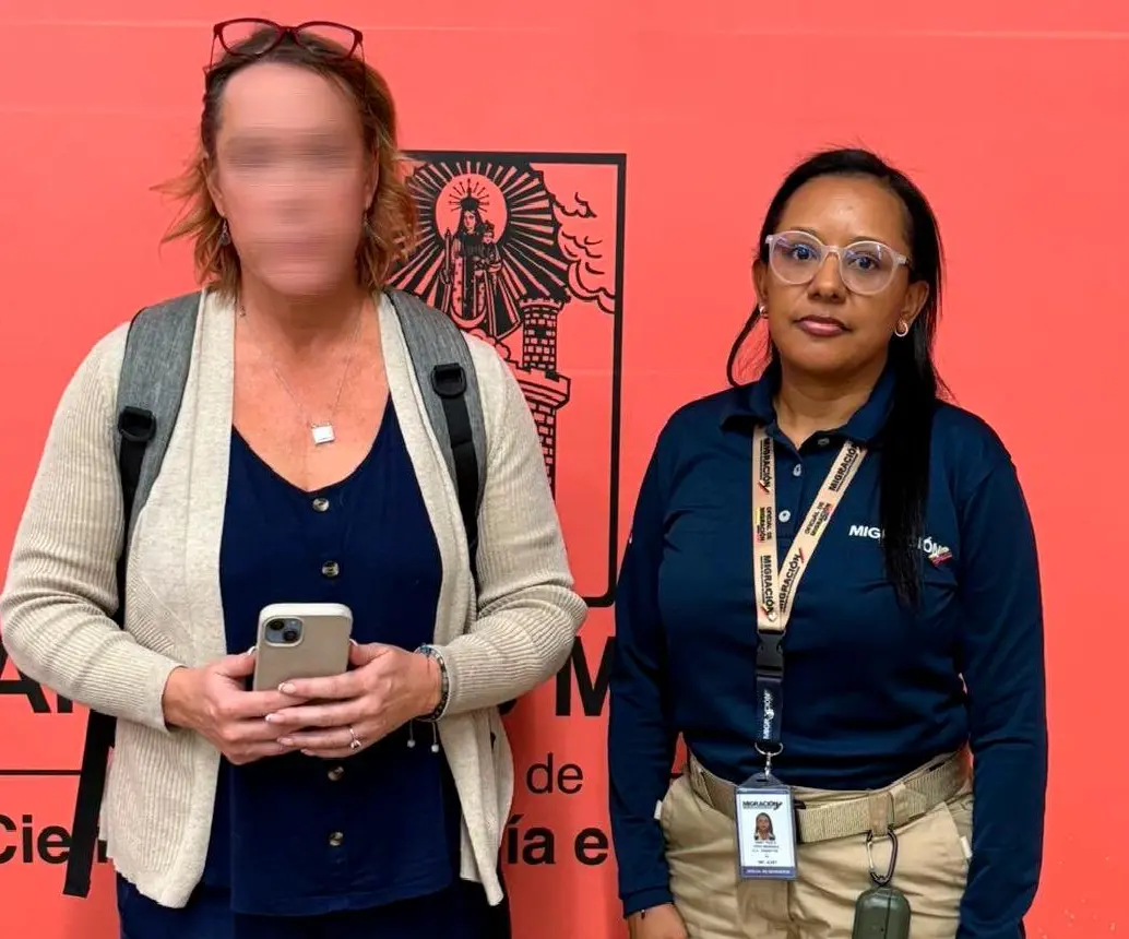 La mujer llegó este martes en la noche en un vuelo que llegó al aeropuerto internacional José María Córdova procedente de EE. UU. FOTO: MIGRACIÓN