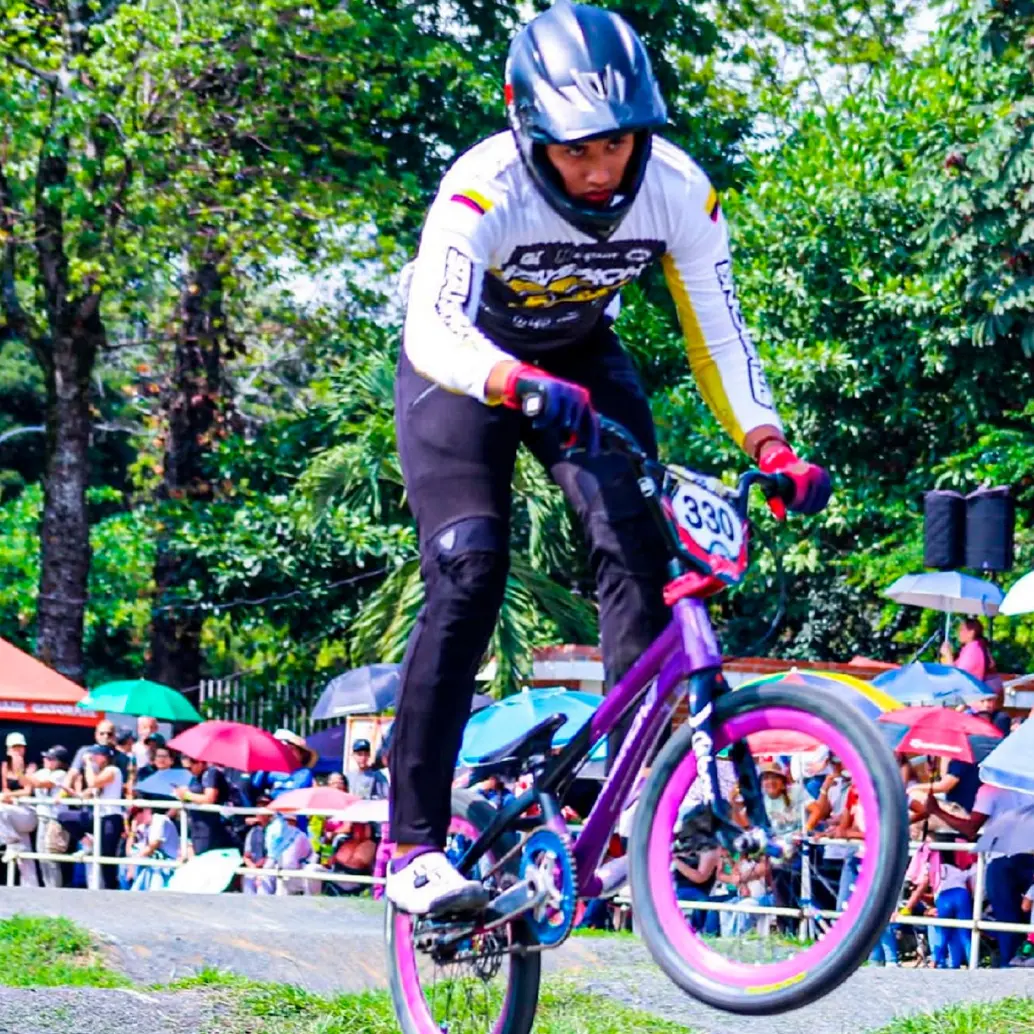 Tras reunir recursos, patrocinadores y resultados deportivos, el vallecaucano José Alejandro Burbano enfrenta ahora el obstáculo más inesperado: obtener la visa que le permita competir por Colombia en el Mundial de BMX en Brisbane. FOTO INSTAGRAM BURBANO