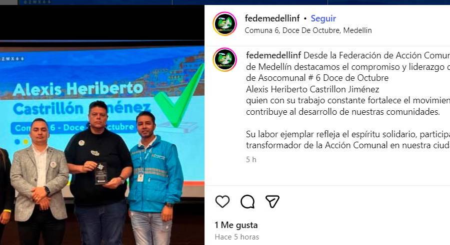 Alexis Castrillón exhibe la placa que recibió de la Personería Distrital. A su izquierda está el personero Melfi Boset Rave, quien fue el oferente del acto de condecoración en el edificio Plaza de la Libertad el 9 de octubre pasado. A la derecha, el mensaje de Fedemedellín en redes sociales. FOTO redes sociales de fedemedellin