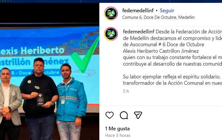 Alexis Castrillón exhibe la placa que recibió de la Personería Distrital. A su izquierda está el personero Melfi Boset Rave, quien fue el oferente del acto de condecoración en el edificio Plaza de la Libertad el 9 de octubre pasado. A la derecha, el mensaje de Fedemedellín en redes sociales. FOTO redes sociales de fedemedellin