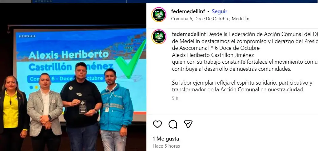 Alexis Castrillón exhibe la placa que recibió de la Personería Distrital. A su izquierda está el personero Melfi Boset Rave, quien fue el oferente del acto de condecoración en el edificio Plaza de la Libertad el 9 de octubre pasado. A la derecha, el mensaje de Fedemedellín en redes sociales. FOTO redes sociales de fedemedellin