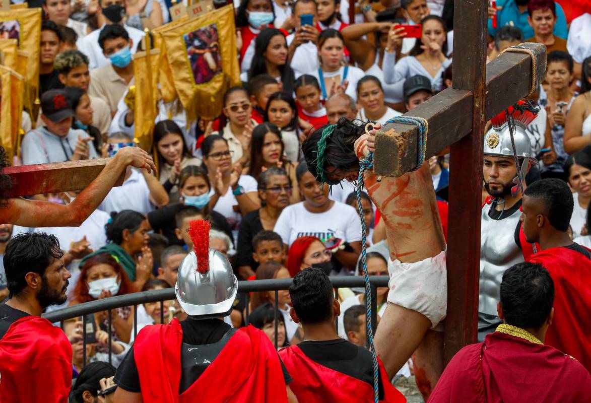 Cristo crucificado en el barrio Villa del Socorro donde realizaron el Viacrucis con representación en vivo. Foto: Manuel Saldarriaga Quintero.