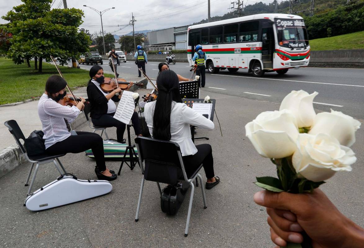 La Secretaría de Movilidad de Medellín rindió un homenaje al primer muerto en un accidente de tránsito desde que se redujo el límite de velocidad a 50 kilómetros por hora. Fue un peatón que lo arrolló un vehículo en la madrugada del pasado domingo y quien murió en Policlínica. Foto: Manuel Saldarriaga Quintero.