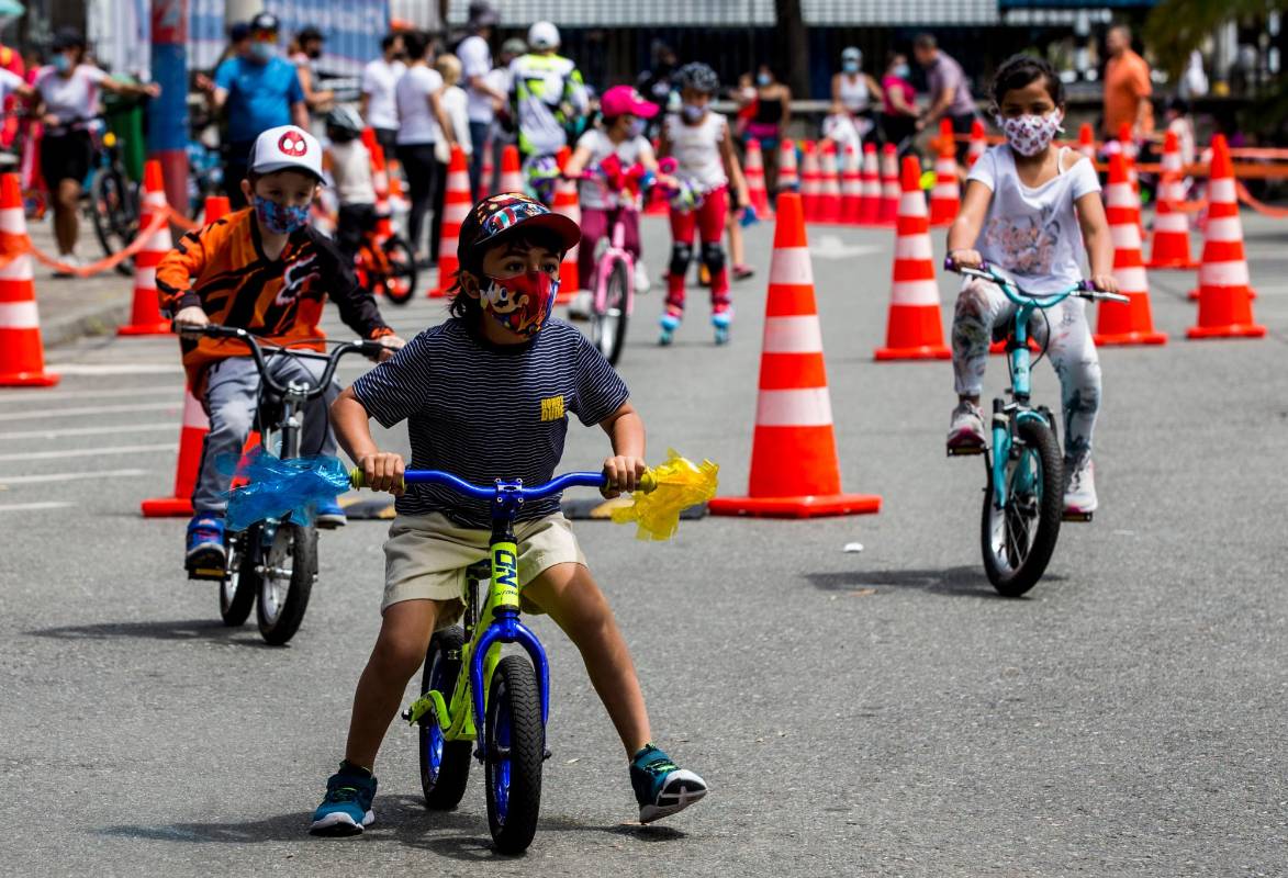  La Bicicleta, es usada estratégicamente como transporte, siendo un medio económico y amigable con el ambiente; en estos tiempos de alta contaminación ambiental. FOTOS JULIO CÉSAR HERRERA