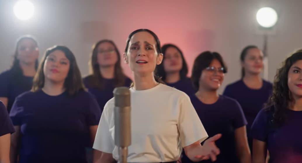 La canción <i>La niña futbolista</i>, interpretada por Julieta Venegas como parte de una iniciativa para promover la participación de niñas en el deporte, ha generado una fuerte división de opiniones y una ola de comentarios en redes sociales. FOTO: Captura de pantalla, Julieta Venegas. 