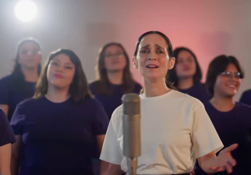 La canción La niña futbolista, interpretada por Julieta Venegas como parte de una iniciativa para promover la participación de niñas en el deporte, ha generado una fuerte división de opiniones y una ola de comentarios en redes sociales. FOTO: Captura de pantalla, Julieta Venegas. 