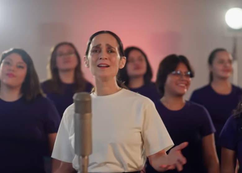 La canción La niña futbolista, interpretada por Julieta Venegas como parte de una iniciativa para promover la participación de niñas en el deporte, ha generado una fuerte división de opiniones y una ola de comentarios en redes sociales. FOTO: Captura de pantalla, Julieta Venegas. 