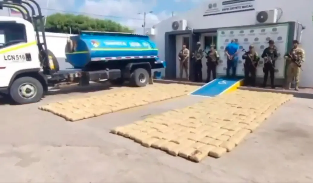 Este es el camión cisterna inmovilizado y los bloques de marihuana que transportaba entre Cauca y La Guajira. FOTO: CORTESÍA DE POLICÍA.