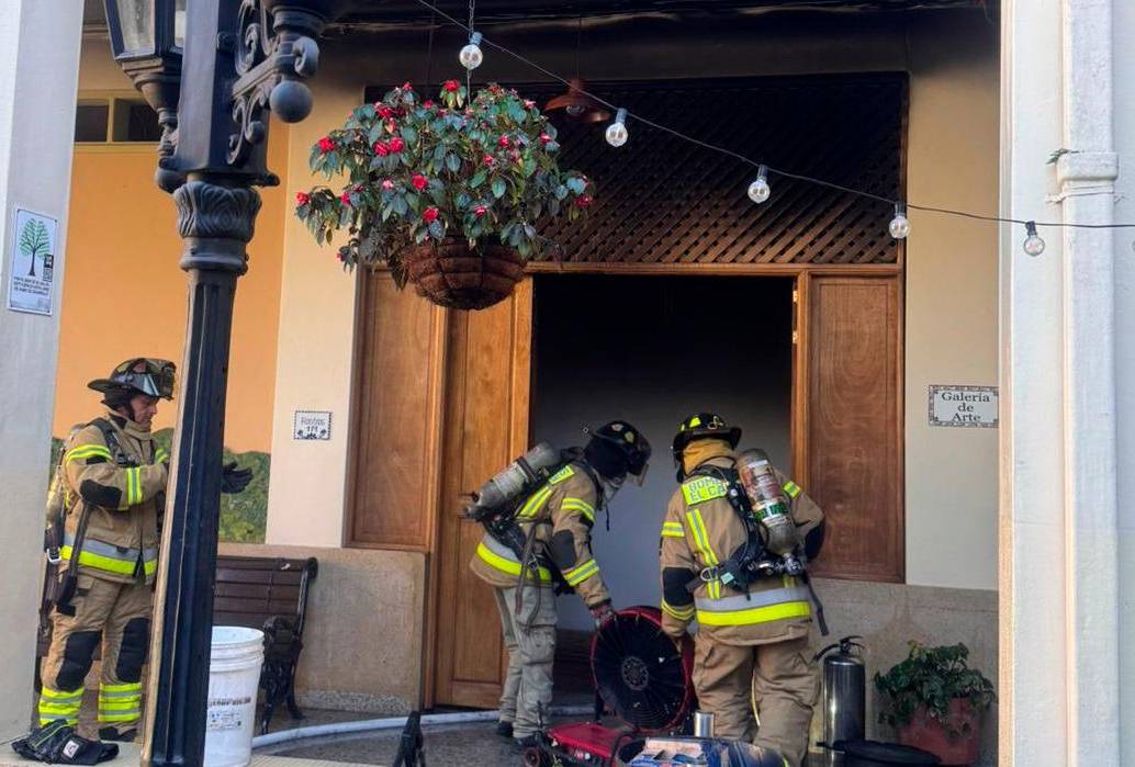 La oportuna reacción de los bomberos evitó que la casa de la cultura sufriera daños estructurales. FOTO: CORTESÍA INSTITUTO DE CULTURA DEL CARMEN DE VIBORAL