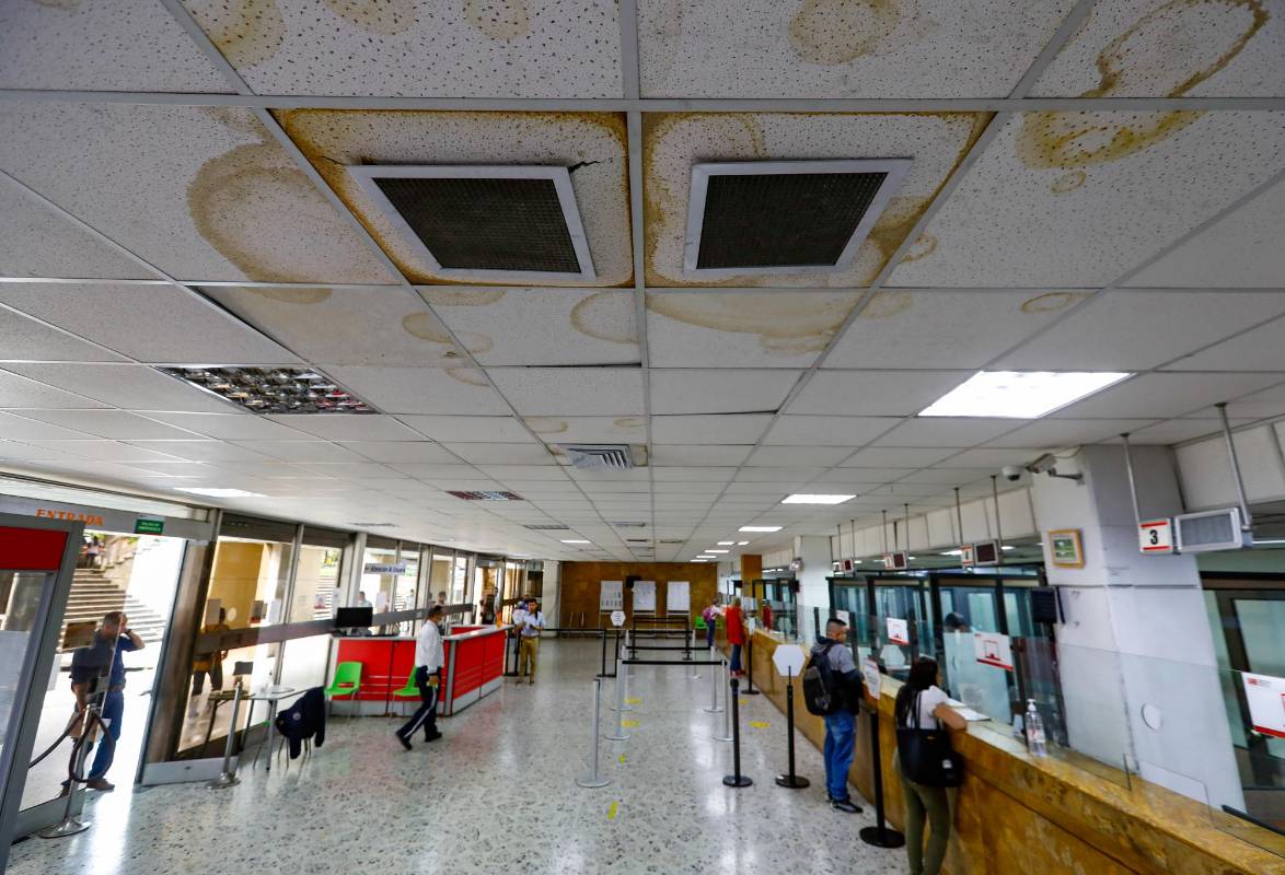 Cada vez que cae un fuerte aguacero al sur del Aburrá, en la Oficina de Registro de Instrumentos Públicos en La Alpujarra sufren porque el agua se filtra. Foto: Manuel Saldarriaga 