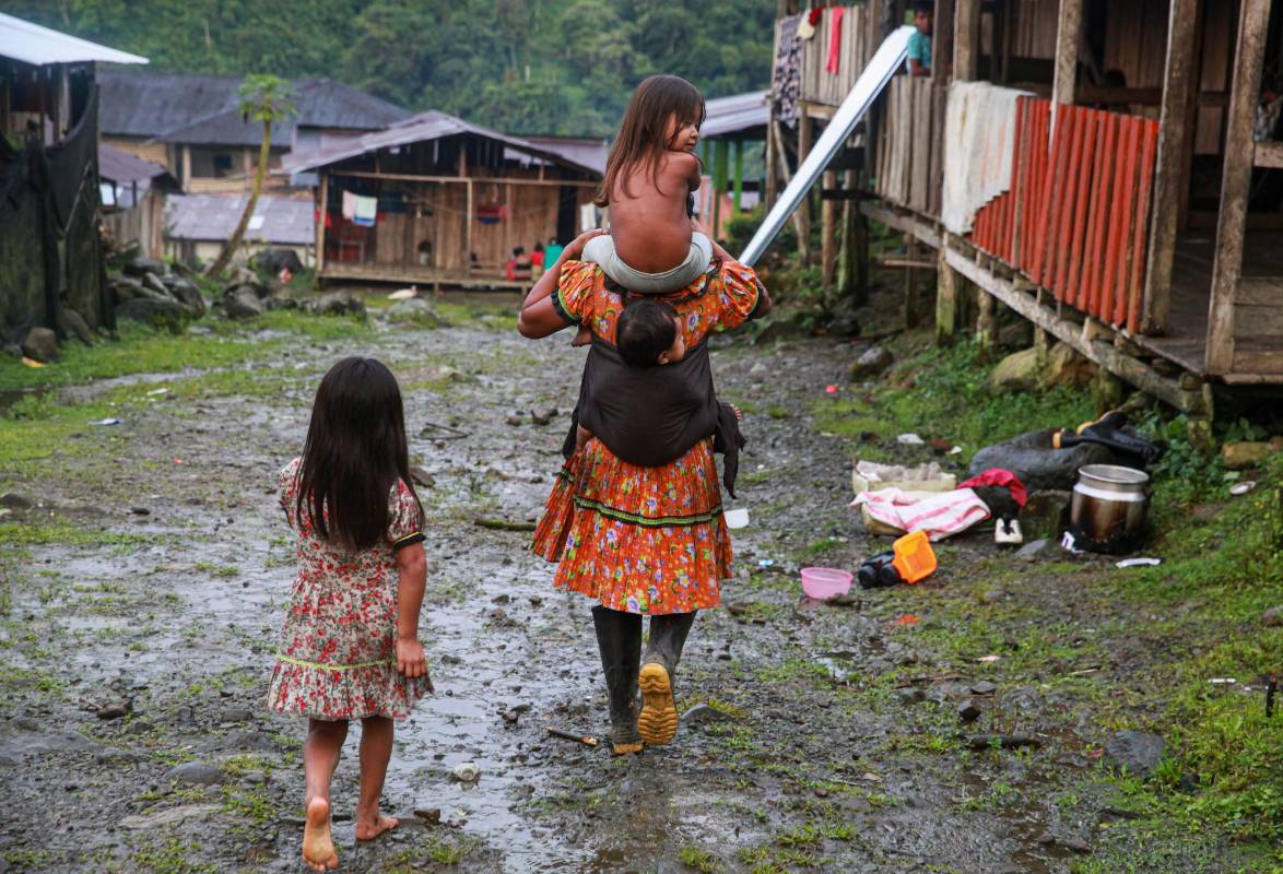 En los resguardos las mujeres son las encargadas en velar por sus hijos mientras los hombres ejercen labor de vigilancia. Foto: MANUEL SALDARRIAGA QUINTERO.