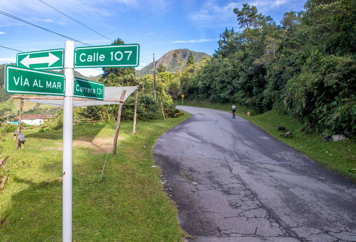 Por donde crecía monte o habitaban fieras se abrió a punto de pico y pala la vía al mar permitiendo el acercamiento con el Urabá antioqueño y contribuyó con el desarrollo de una región y de todo un país. Foto Juan Antonio Sánchez Ocampo