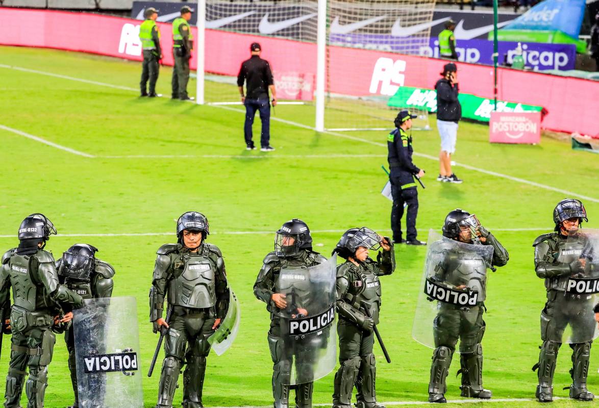 Tan acalorada estaba la situación que fue necesario el ingreso del Escuadrón Móvil Antidisturbios (Esmad). FOTO: Jaime Pérez