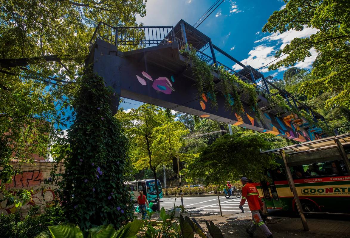 La intervención implicó la modificación de la plataforma peatonal y la demolición de las escalas o accesos que tenían los peatones. Foto: Camilo Suárez