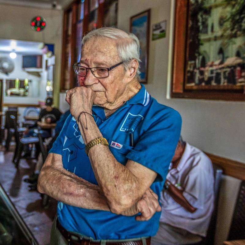 Mauro de Jesús Bedoya, en toda la entrada de la Cafetería La Maylú, su segundo hogar con casi 6 décadas de existencia. FOTO Julio César Herrera.