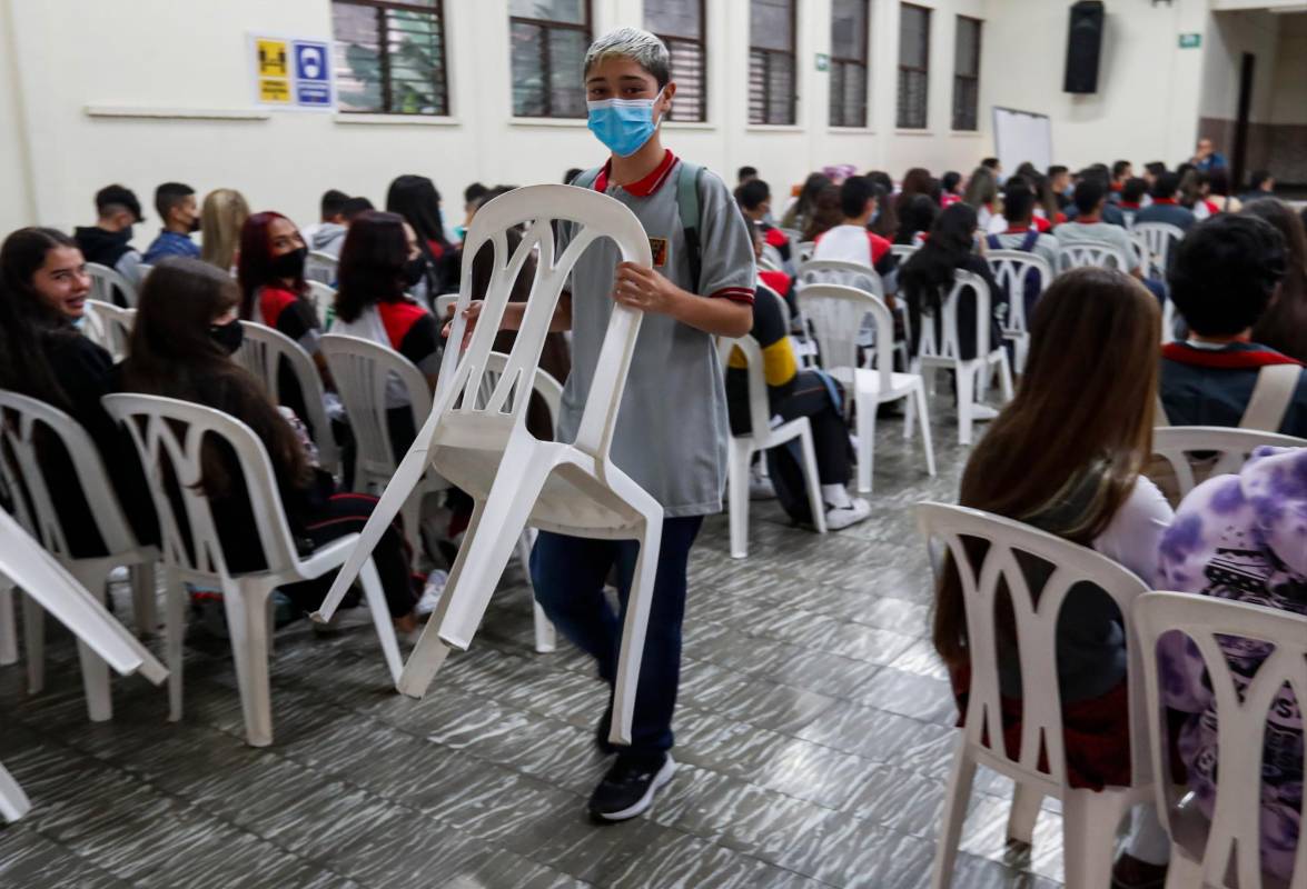 En algunas instituciones se adelantaron inducciones. Como si fueran nuevos, los estudiantes atendieron indicaciones para que el retorno a las aulas sea bioseguro. FOTO MANUEL SALDARRIAGA